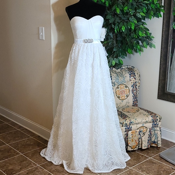 Adrianna Papell Dresses & Skirts - Stunning white strapless gown!